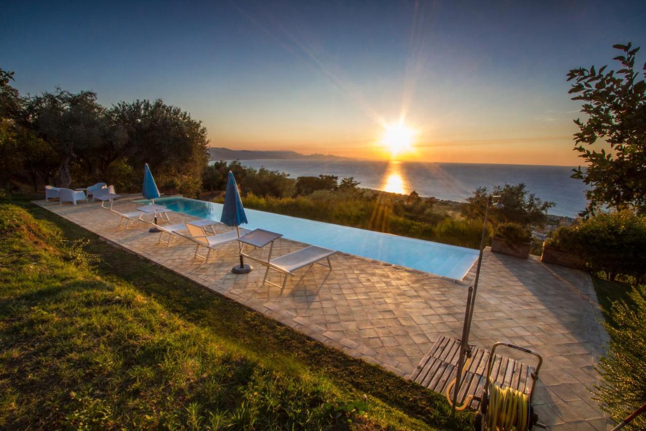 Villa Laura Capo dʼOrlando Exteriör bild